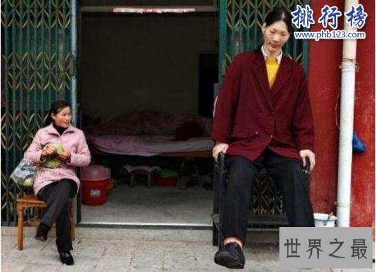 世界上最高的女人：曾金莲18岁身高2.48米(穿60码的鞋)