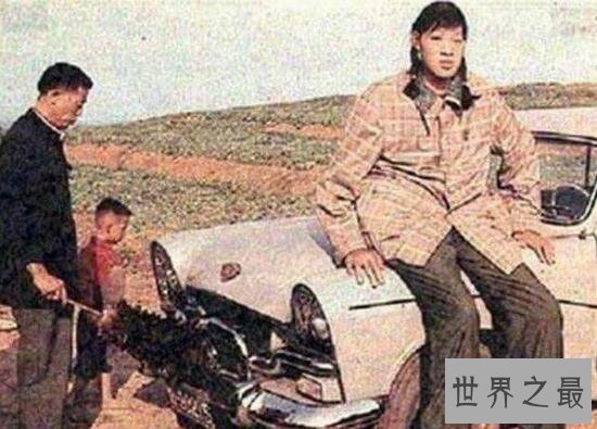 世界上最高的女人：曾金莲18岁身高2.48米(穿60码的鞋)