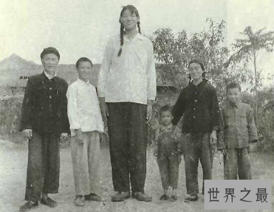 世界上最高的女人：曾金莲18岁身高2.48米(穿60码的鞋)