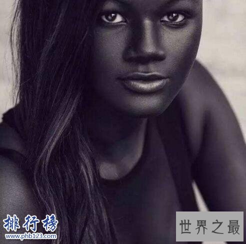 世界上最黑的女人是谁:KhoudiaDiop,夜晚出门等于隐身