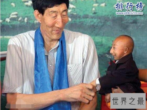 世界上最长的手:鲍喜顺手掌长38厘米,如蒲扇般大小