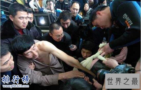 世界上胳膊最长的人，鲍喜顺胳膊长1.06米(手长38厘米)