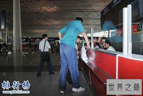 世界上最长的手：鲍喜顺手掌长38厘米，如蒲扇般大小