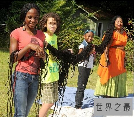 世界上最长的头发：阿萨•曼德拉头长16.7米重40斤(被压弯脊柱)