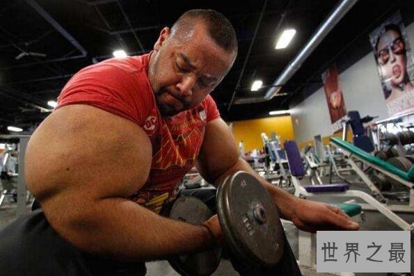 世界上最大的肱二头肌，真实版大力水手胳膊粗过腰(臂维79厘米)