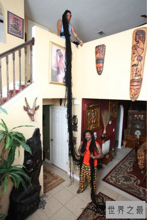 世界上最长头发的女人,头发长达16.8米（从二楼放到一楼还剩很多）