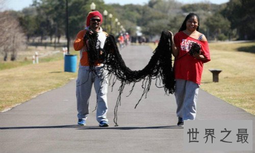 世界上最长头发的女人,头发长达16.8米（从二楼放到一楼还剩很多）