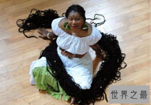 世界上最长头发的女人,头发长达16.8米（从二楼放到一楼还剩很多）