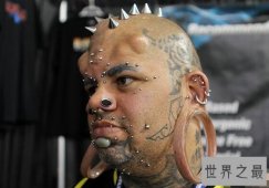 世界上耳洞最大的人,直径11厘米(可伸手穿过)