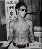 世界上最能打的人：李小龙将200斤壮汉踢飞20米