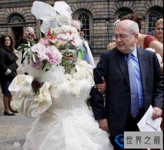 全球脸上穿孔最多的女人 巴西女人脸穿600多个环破世界纪录