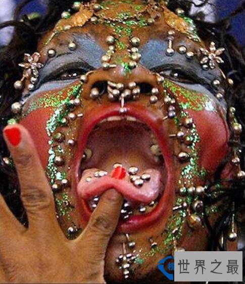 全球脸上穿孔最多的女人 巴西女人脸穿600多个环破世界纪录