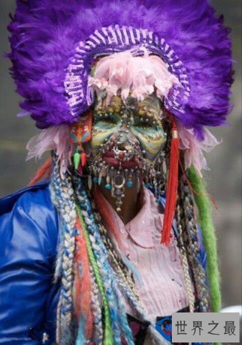 全球脸上穿孔最多的女人 巴西女人脸穿600多个环破世界纪录