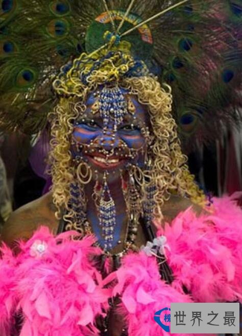 全球脸上穿孔最多的女人 巴西女人脸穿600多个环破世界纪录