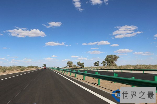 京新高速公路沙漠段景色图片
