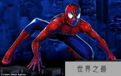 英摄影师拍罕见蜥蜴红蓝相间造型酷似蜘蛛侠