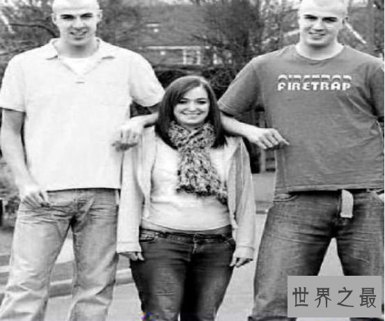 世界上最高的孪生姐妹，姐妹花身高高达1.98米