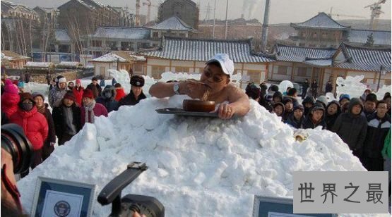 世界上最不怕冷的人，金松浩待在冰块中长达120分钟