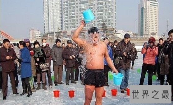 世界上最不怕冷的人，金松浩待在冰块中长达120分钟