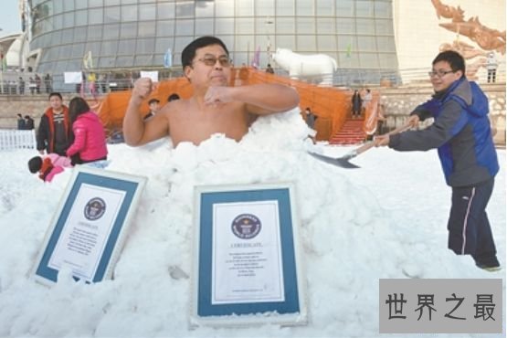 世界上最不怕冷的人，金松浩待在冰块中长达120分钟