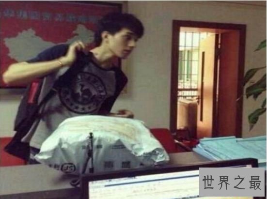 最帅快递小哥戴卓文 因长相不输明星引发网友犯花痴