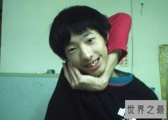 世界六大奇怪橡胶人，印度男子身材柔韧度惊人，可轻易穿过网球拍