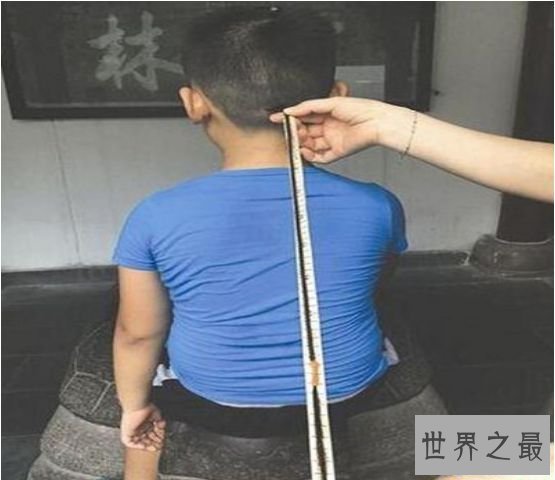 世界上胎毛最长的人 男童9年胎毛从未剪过长度超过60厘米