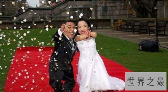 世界上最矮的夫妻“袖珍夫妻”身高均无余0.9米