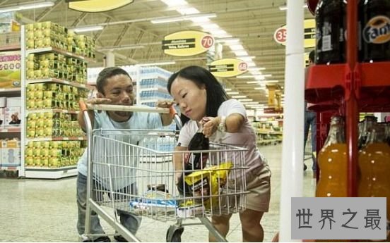 世界上最矮的夫妻“袖珍夫妻”身高均无余0.9米
