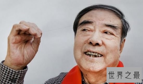 清点世界最长 印度男子左手指甲长度总和竟达9米