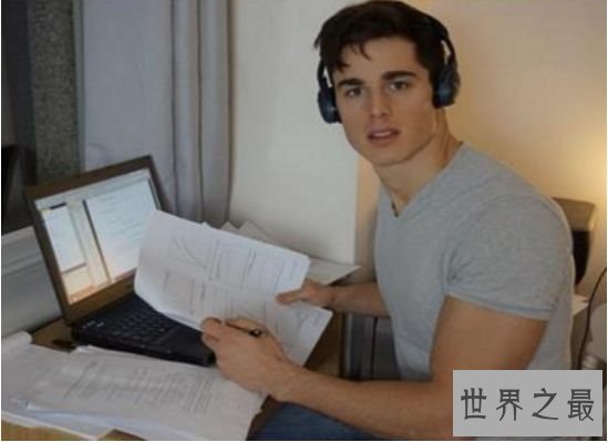 寰球最帅数学教员，彼得洛·博赛利大秀性感腹肌写真