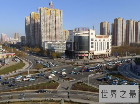 交警跪地半小时救助头部被卡老人 网友纷纷称赞其为“最帅警察”