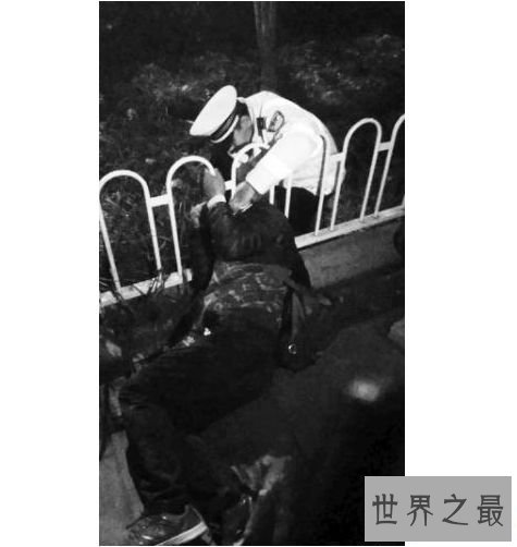 交警跪地半小时救助头部被卡老人 网友纷纷称赞其为“最帅警察”