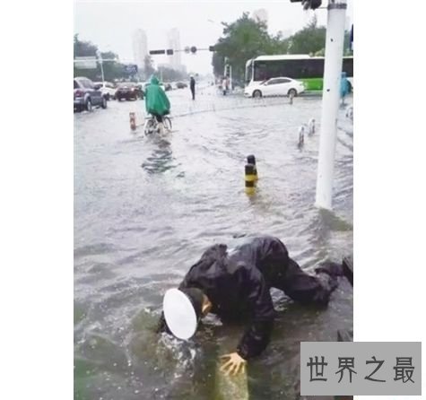 交警跪地半小时救助头部被卡老人 网友纷纷称赞其为“最帅警察”