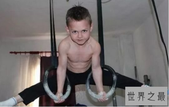 世界最强健男孩朱利亚诺·斯特勒 年仅3岁就全身肌肉