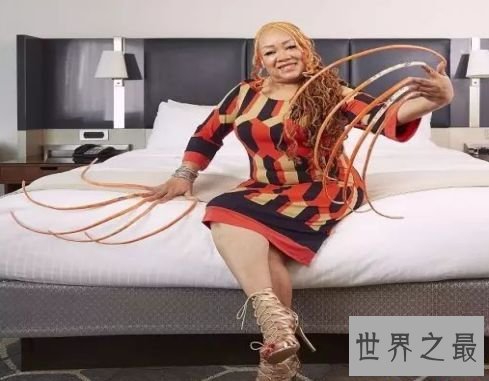 世界上双手指甲最长的女人 23年未剪指甲(长达576.4厘米)