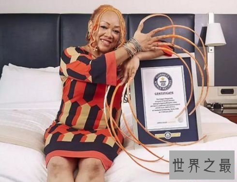 世界上双手指甲最长的女人 23年未剪指甲(长达576.4厘米)