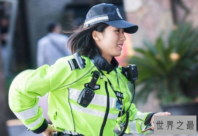 西湖边最美女警走红 泛滥男性游客纷纷排队合影