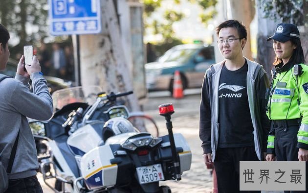 西湖边最美女警走红 泛滥男性游客纷纷排队合影