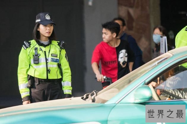 西湖边最美女警走红 泛滥男性游客纷纷排队合影