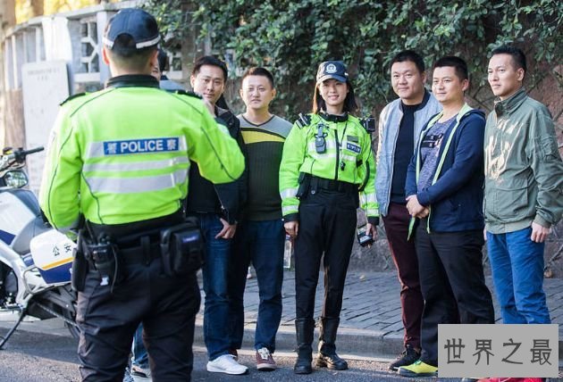 西湖边最美女警走红 泛滥男性游客纷纷排队合影