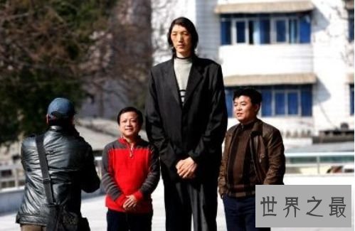 亚洲第一伟人黄长求 突破鲍喜顺2.36米记载(身高2.40米)