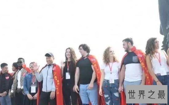 寰球311对情侣接力跪地求婚 创吉尼斯纪录