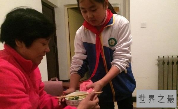 中国最美小女孩 五岁起承担大局部家务事