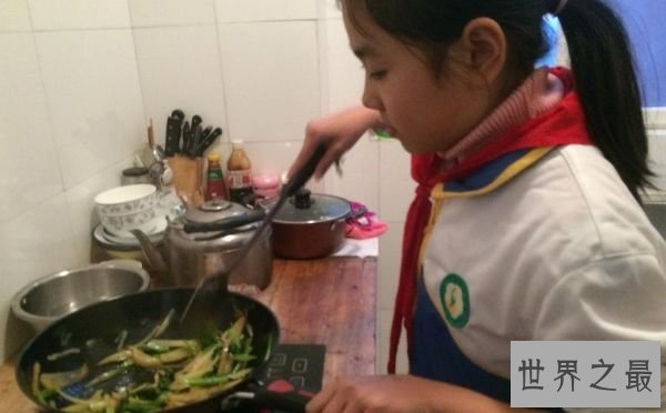 中国最美小女孩 五岁起承担大局部家务事
