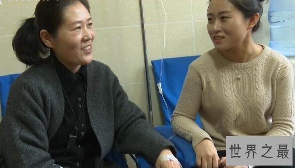 最美女老师边输液边批作业 泛滥网友纷纷点赞