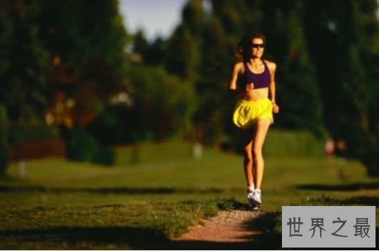 世界上最大肺活量的人，英国男子曼吉特·辛格吹出重1千克的气球