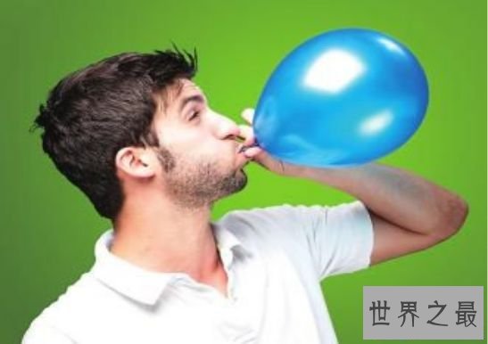 世界上最大肺活量的人，英国男子曼吉特·辛格吹出重1千克的气球