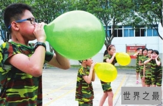 世界上最大肺活量的人，英国男子曼吉特·辛格吹出重1千克的气球