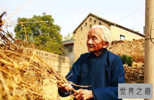 中国最美婆婆 百岁老太照料七旬儿媳